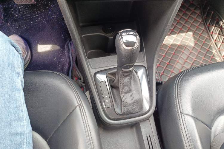 Used Skoda Rapid Spaceback 2014 1.6L Automatic Enjoyment Edition Gear Lever