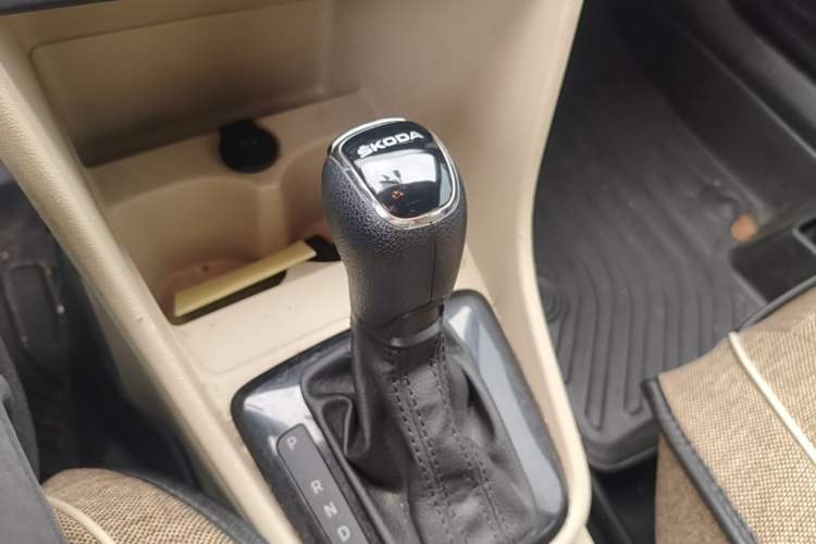 Used Skoda Rapid Spaceback 2014 1.6L Automatic Enjoyment Edition Gear Lever