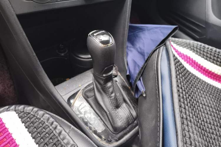 Used Skoda Rapid Spaceback 2014 1.6L Automatic Enjoyment Edition Gear Lever