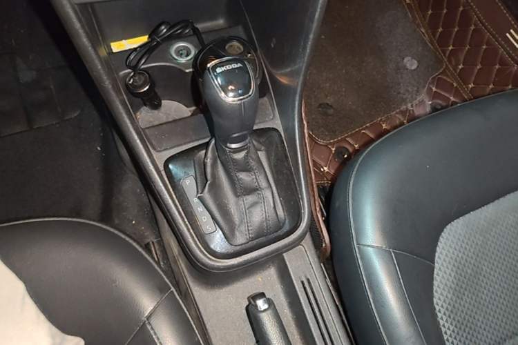 Used Skoda Rapid Spaceback 2014 1.6L Automatic Enjoyment Edition Gear Lever
