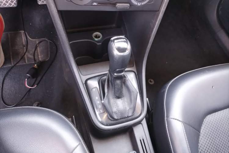 Used Skoda Rapid Spaceback 2014 1.6L Automatic Enjoyment Edition Gear Lever