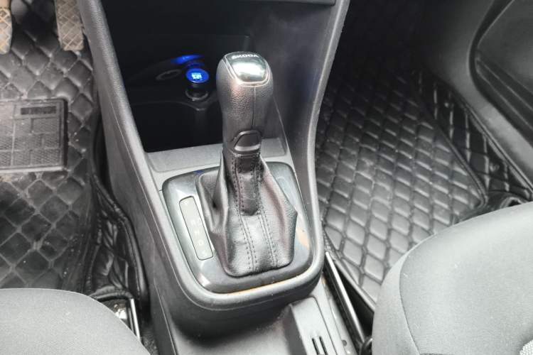 Used Skoda Rapid Spaceback 2014 1.6L Automatic Enjoyment Edition Gear Lever