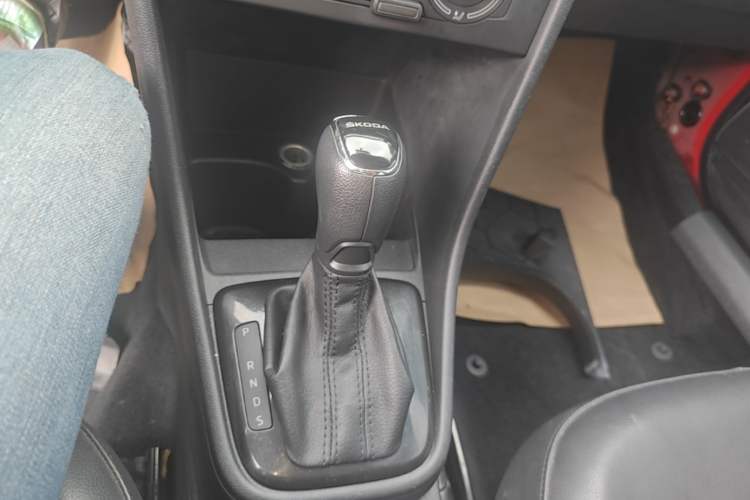 Used Skoda Rapid Spaceback 2014 1.6L Automatic Enjoyment Edition Gear Lever