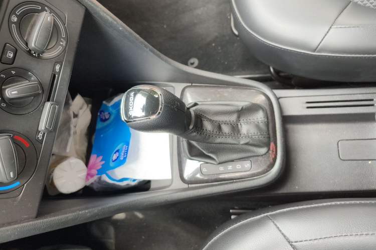 Used Skoda Rapid Spaceback 2014 1.6L Automatic Enjoyment Edition Gear Lever