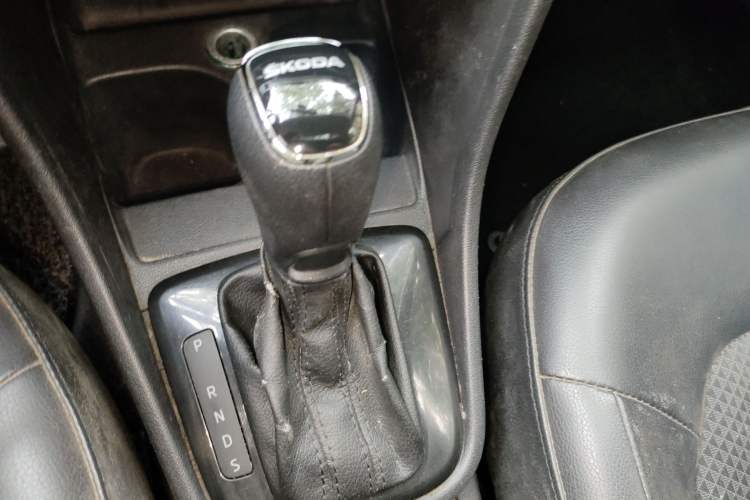 Used Skoda Rapid Spaceback 2014 1.6L Automatic Enjoyment Edition Gear Lever