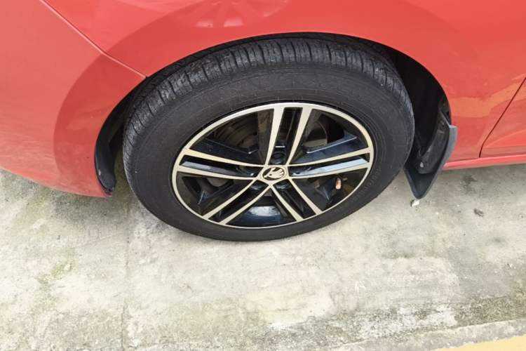 Used Skoda Rapid Spaceback 2014 1.6L Automatic Enjoyment Edition Left Front Wheel Hub