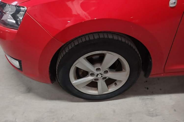 Used Skoda Rapid Spaceback 2014 1.6L Automatic Enjoyment Edition Left Front Wheel Hub