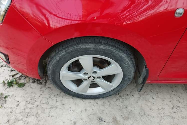 Used Skoda Rapid Spaceback 2014 1.6L Automatic Enjoyment Edition Left Front Wheel Hub