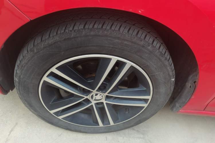 Used Skoda Rapid Spaceback 2014 1.6L Automatic Enjoyment Edition Left Front Wheel Hub