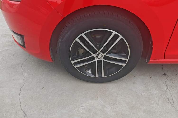 Used Skoda Rapid Spaceback 2014 1.6L Automatic Enjoyment Edition Left Front Wheel Hub