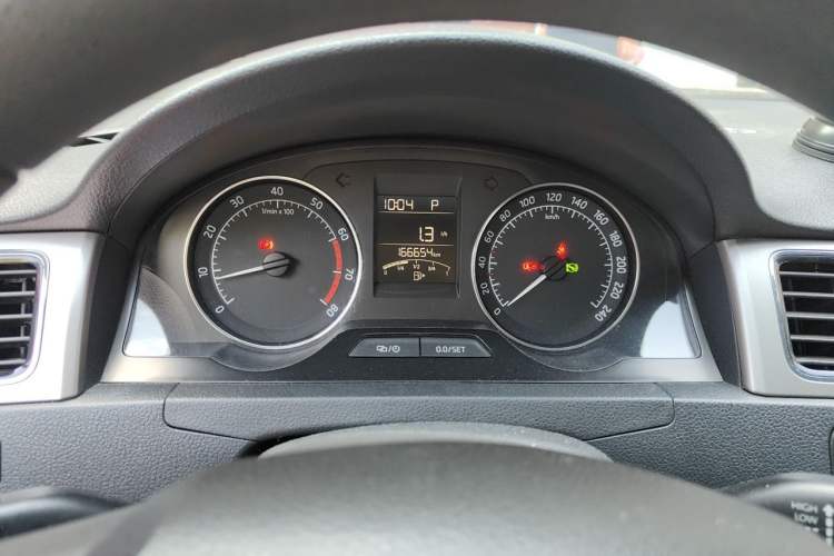 Used Skoda Rapid Spaceback 2014 1.6L Automatic Enjoyment Edition Odometer Close Up