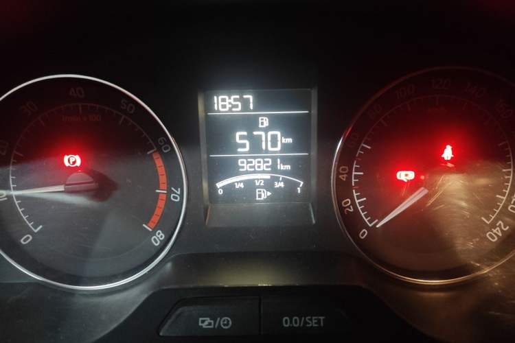 Used Skoda Rapid Spaceback 2014 1.6L Manual Enjoyment Edition Odometer Close Up