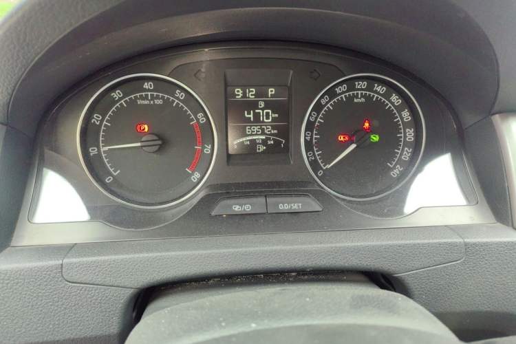 Used Skoda Rapid Spaceback 2014 1.6L Automatic Enjoyment Edition Odometer Close Up