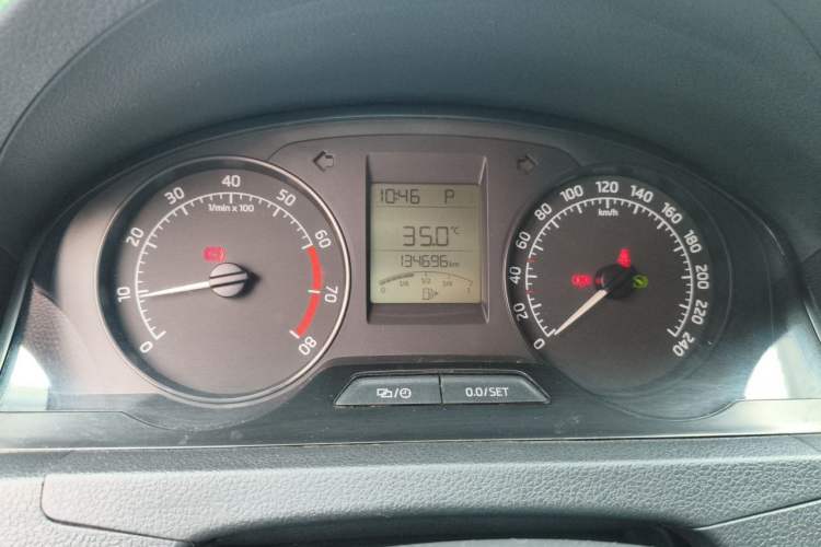 Used Skoda Rapid Spaceback 2014 1.6L Automatic Enjoyment Edition Odometer Close Up
