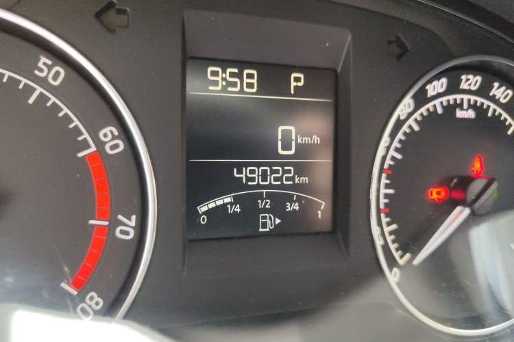 Used Skoda Rapid Spaceback 2014 1.4 TSI DSG Trend Edition Odometer Close Up