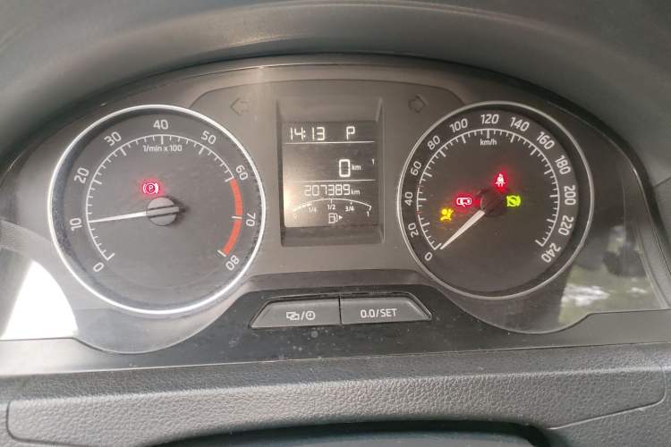 Used Skoda Rapid Spaceback 2014 1.6L Automatic Enjoyment Edition Odometer Close Up