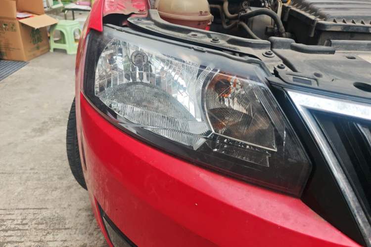 Used Skoda Rapid Spaceback 2014 1.6L Automatic Enjoyment Edition Right Front Headlight