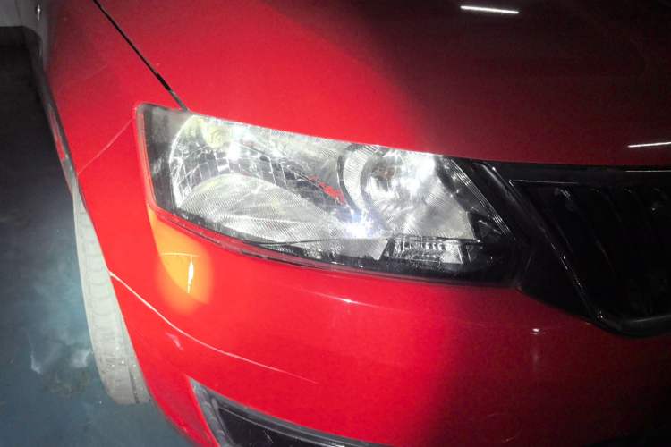 Used Skoda Rapid Spaceback 2014 1.6L Automatic Enjoyment Edition Right Front Headlight