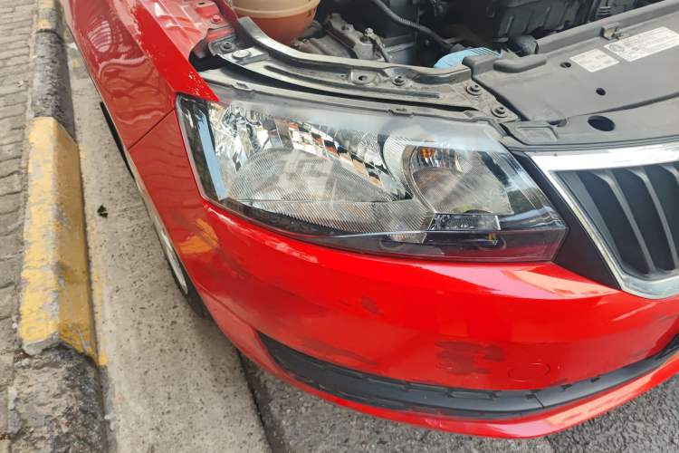Used Skoda Rapid Spaceback 2014 1.6L Automatic Enjoyment Edition Right Front Headlight