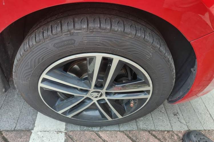 Used Skoda Rapid Spaceback 2014 1.6L Automatic Enjoyment Edition Right Front Wheel Hub