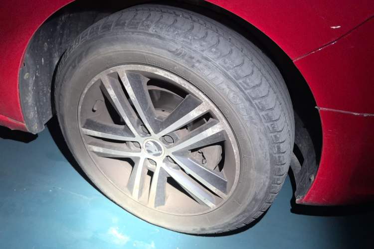 Used Skoda Rapid Spaceback 2014 1.6L Automatic Enjoyment Edition Right Front Wheel Hub