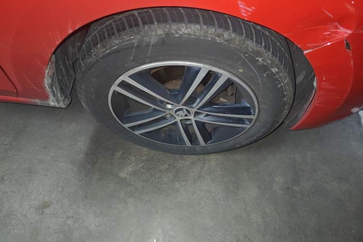 Used Skoda Rapid Spaceback 2014 1.6L Manual Enjoyment Edition Right Front Wheel Hub