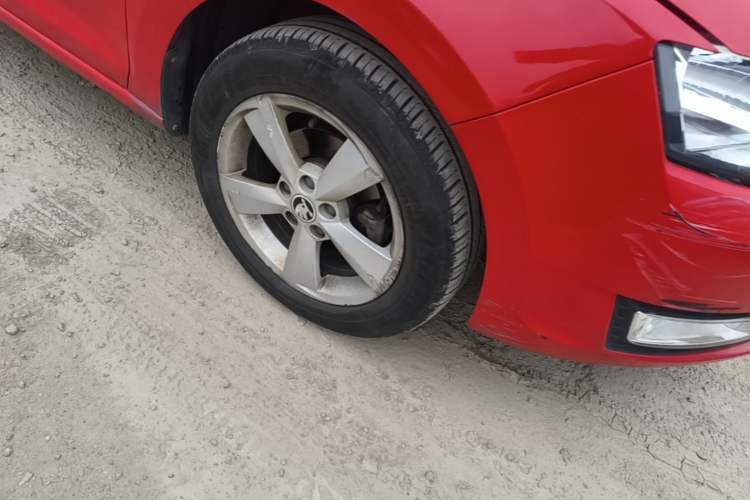 Used Skoda Rapid Spaceback 2014 1.6L Automatic Enjoyment Edition Right Front Wheel Hub