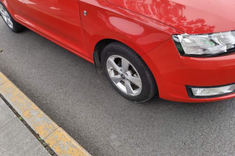 Used Skoda Rapid Spaceback 2014 1.6L Automatic Enjoyment Edition Right Front Wheel Hub