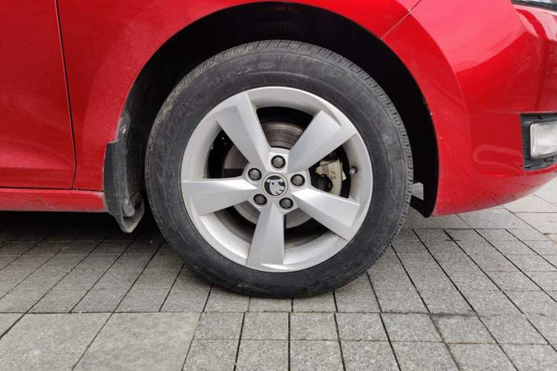 Used Skoda Rapid Spaceback 2014 1.6L Automatic Enjoyment Edition Right Front Wheel Hub