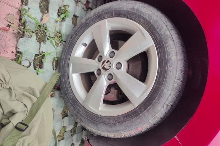 Used Skoda Rapid Spaceback 2014 1.6L Automatic Enjoyment Edition Right Front Wheel Hub