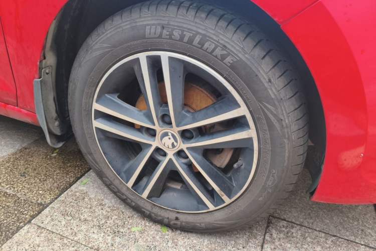 Used Skoda Rapid Spaceback 2014 1.6L Automatic Enjoyment Edition Right Front Wheel Hub