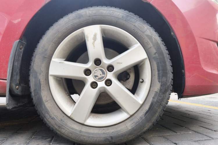 Used Skoda Rapid Spaceback 2014 1.6L Manual Enjoyment Edition Right Front Wheel Hub