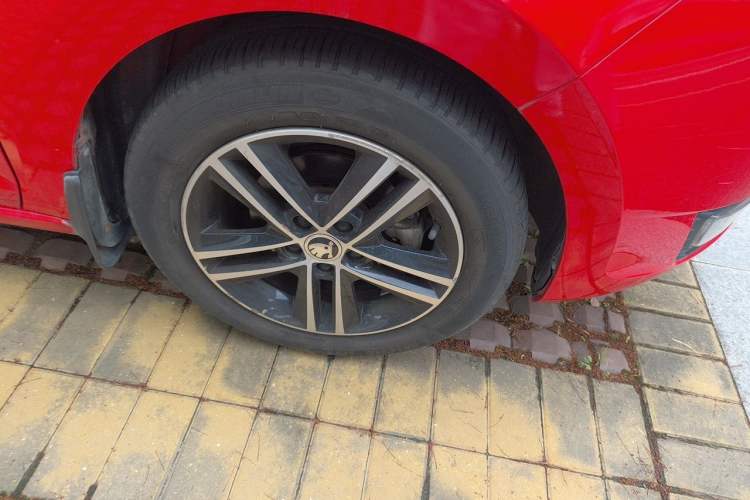 Used Skoda Rapid Spaceback 2014 1.6L Automatic Enjoyment Edition Right Front Wheel Hub