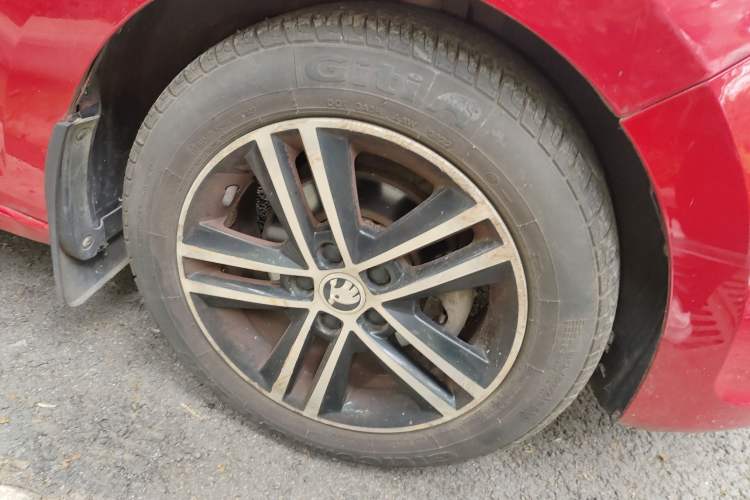 Used Skoda Rapid Spaceback 2014 1.6L Automatic Enjoyment Edition Right Front Wheel Hub