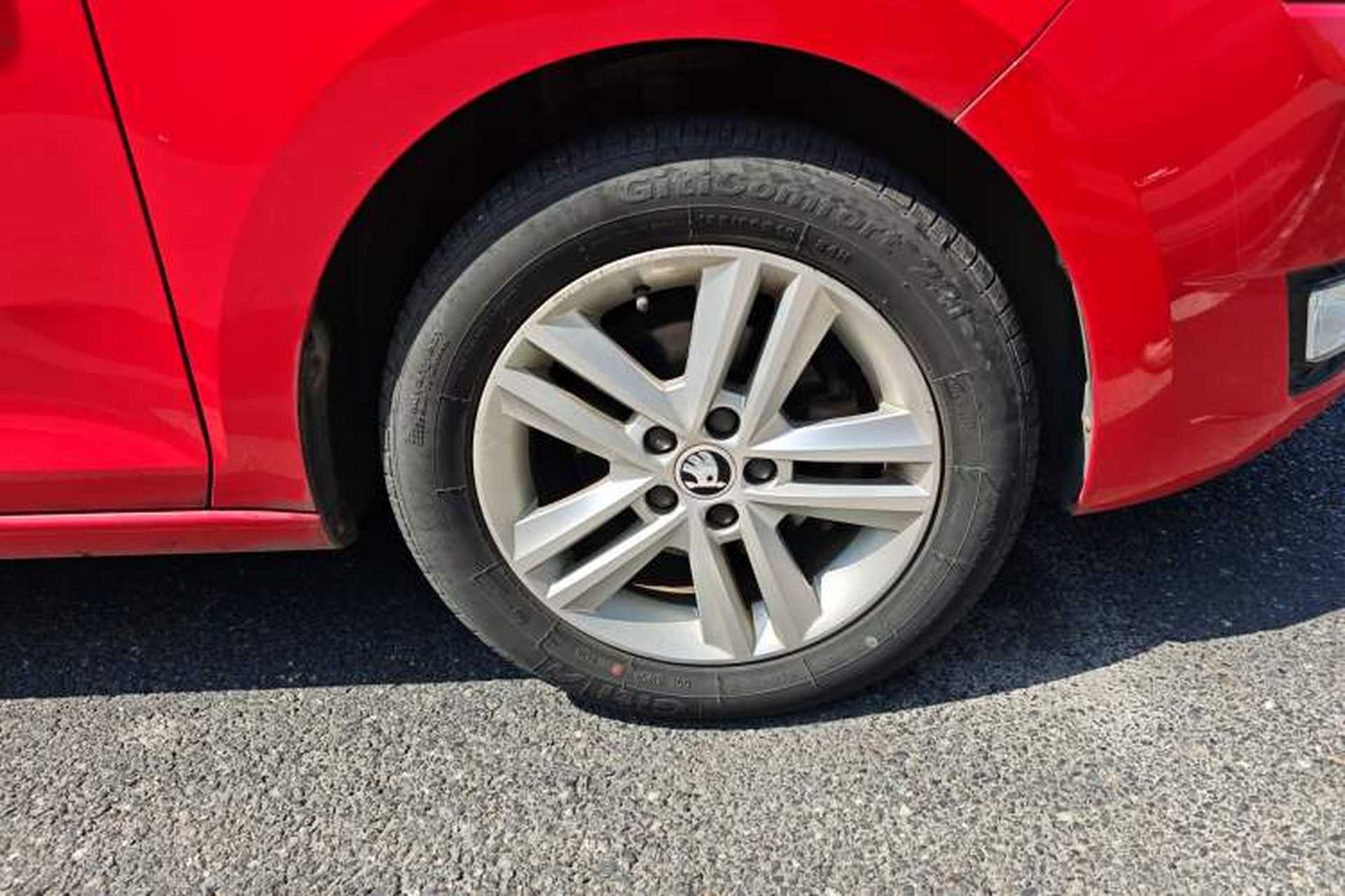 Used Skoda Rapid Spaceback 2014 1.6L Automatic Enjoyment Edition Right Front Wheel Hub