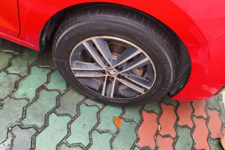 Used Skoda Rapid Spaceback 2014 1.6L Automatic Enjoyment Edition Right Front Wheel Hub
