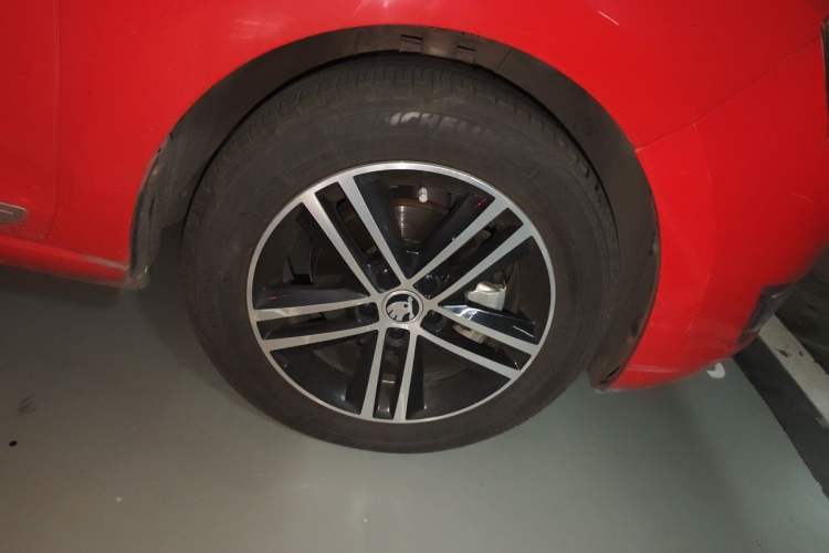 Used Skoda Rapid Spaceback 2014 1.6L Manual Enjoyment Edition Right Front Wheel Hub