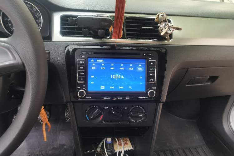 Used Skoda Rapid Spaceback 2014 1.6L Manual Enjoyment Edition Audio And AC Panel