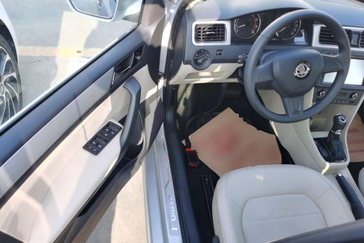 Used Skoda Rapid Spaceback 2014 1.4 TSI DSG Comfort Edition Driver Seat