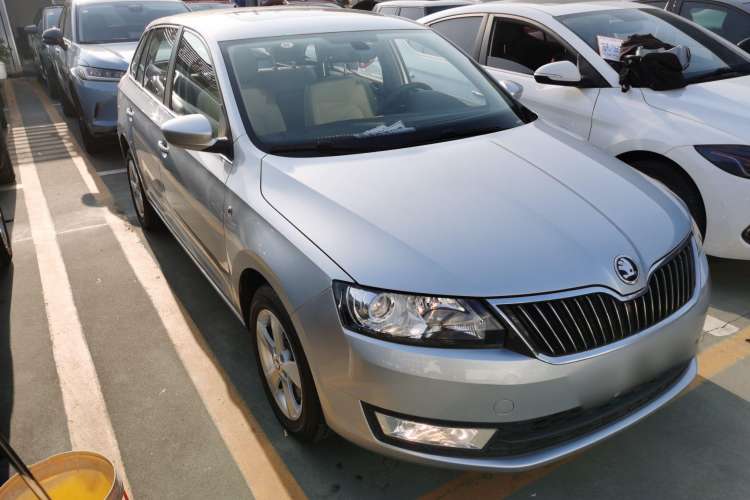 Used Skoda Rapid Spaceback 2014 1.4 TSI DSG Comfort Edition Front Right 45 Deg
