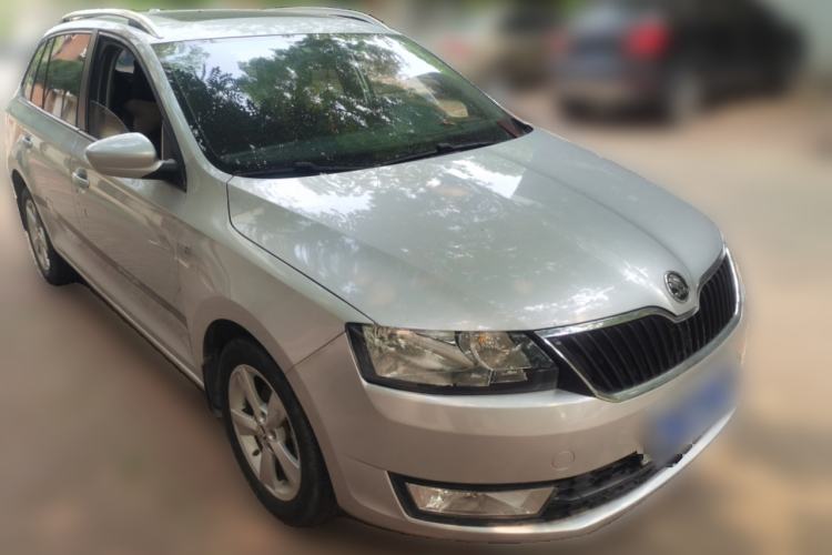 Used Skoda Rapid Spaceback 2014 1.6L Manual Enjoyment Edition Front Right 45 Deg