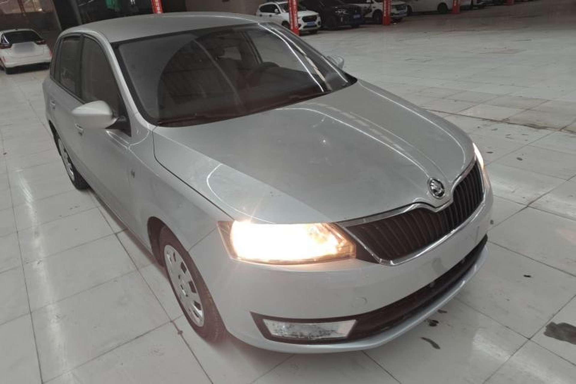 Used Skoda Rapid Spaceback 2014 1.4TSI DSG Enjoyment Edition Front Right 45 Deg
