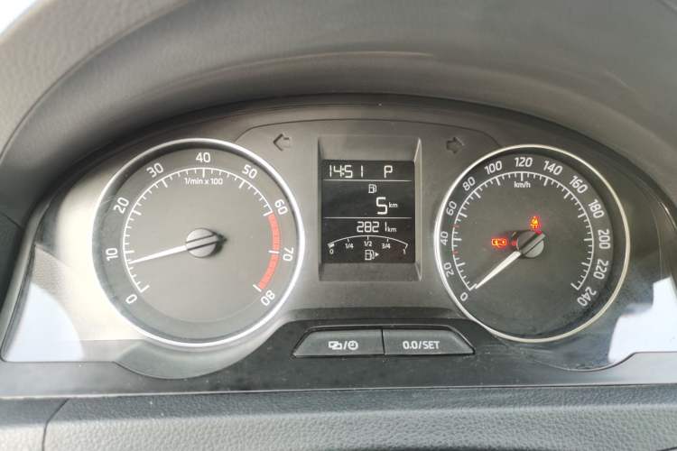 Used Skoda Rapid Spaceback 2014 1.4 TSI DSG Comfort Edition Instrument Cluster