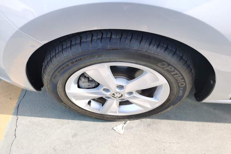 Used Skoda Rapid Spaceback 2014 1.4 TSI DSG Comfort Edition Left Front Wheel Hub