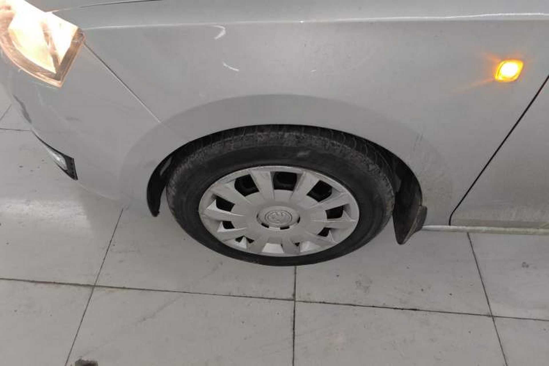 Used Skoda Rapid Spaceback 2014 1.4TSI DSG Enjoyment Edition Left Front Wheel Hub