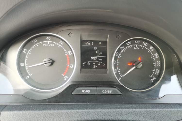 Used Skoda Rapid Spaceback 2014 1.4 TSI DSG Comfort Edition Odometer Close Up