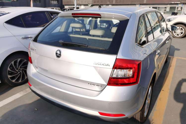 Used Skoda Rapid Spaceback 2014 1.4 TSI DSG Comfort Edition Rear Right 45 Deg