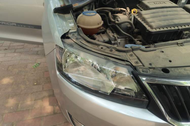 Used Skoda Rapid Spaceback 2014 1.6L Manual Enjoyment Edition Right Front Headlight