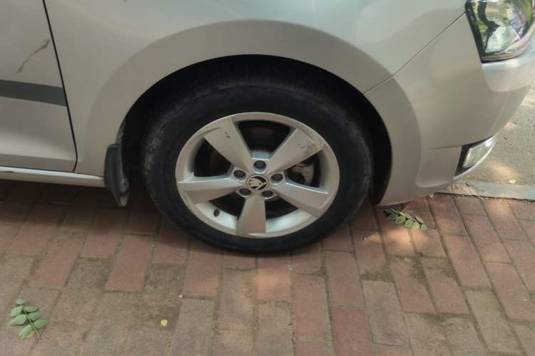 Used Skoda Rapid Spaceback 2014 1.6L Manual Enjoyment Edition Right Front Wheel Hub