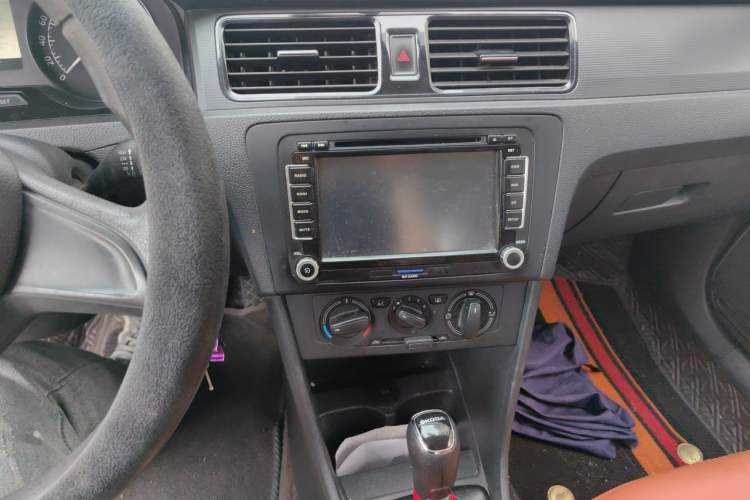 Used Skoda Rapid Spaceback 2014 1.6L Automatic Enjoyment Edition Audio And AC Panel